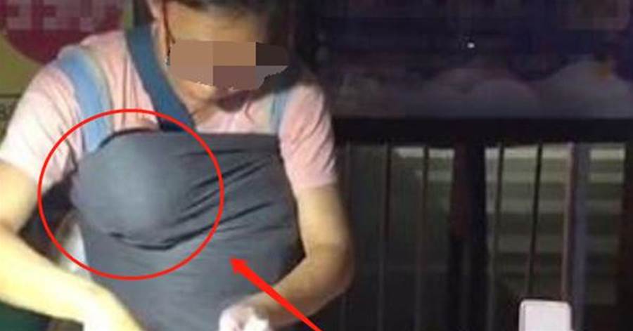 夜市攤女老闆胸前總掛一黑色布兜，路人湊近一看，瞬間淚目